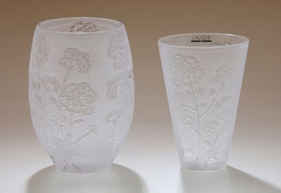 deux vases posés sur une table
