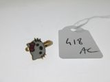 un pin's Hello Kitty muni d'une étiquette