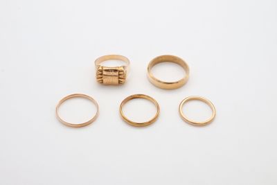 trois bagues en or et une bague en or surmontée d'une petite bague