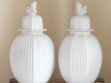deux vases blancs posés sur une table blanche