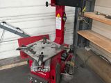 la photo d'une machine qui se trouve dans un garage