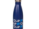 La bouteille d'eau est bleue et porte un logo.