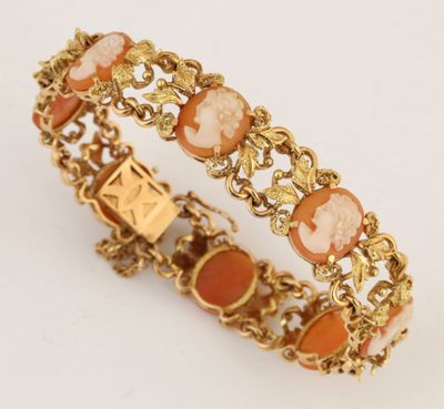un gros plan d'un bracelet en or orné de pierres orange