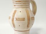 un vase blanc orné d'un motif marron
