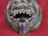 une image représentant une statue de chien sur fond rouge