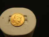 une pièce d'or posée sur un objet blanc