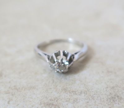 une photo d'une bague en diamant posée sur une table