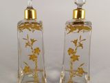 paire de flacons de parfum anciens en verre taillé, ornés de fleurs dorées