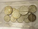 beaucoup de pièces de monnaie dans un récipient en plastique posé sur une table