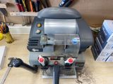 une machine posée sur une table