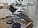 a dentist ' s chair in the middle of the room