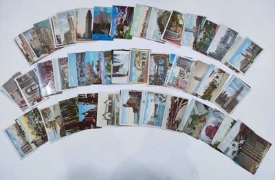 de nombreuses cartes postales sur un fond blanc