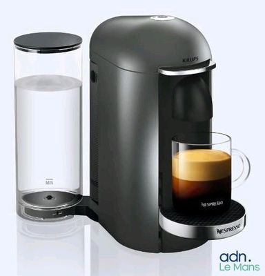 une cafetière avec un verre d'eau à côté