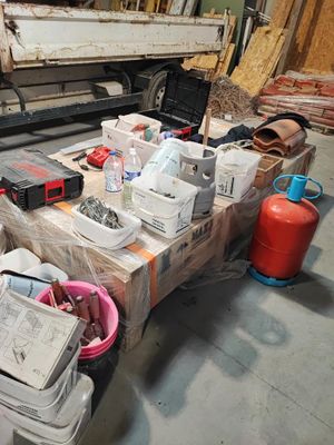 une table chargée d'objets dans un entrepôt