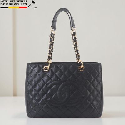 Sac cabas Chanel en cuir matelassé noir avec finitions dorées