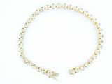 un bracelet en or jaune serti de diamants sur fond blanc
