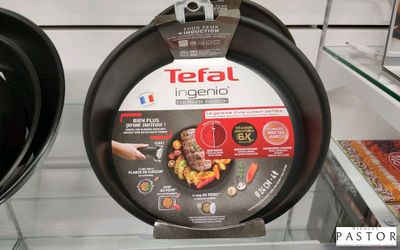 une grande poêle exposée dans un magasin