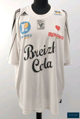 Le t-shirt est blanc et comporte une inscription noire.