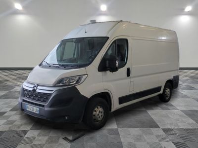 la photo d'une camionnette blanche garée dans une pièce