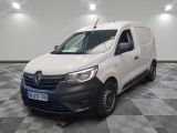 la camionnette blanche est garée sur le sol en damier d'une pièce