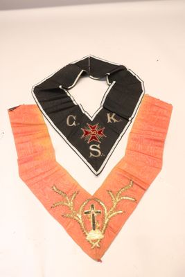 un tablier noir et orange orné d'une étoile dorée
