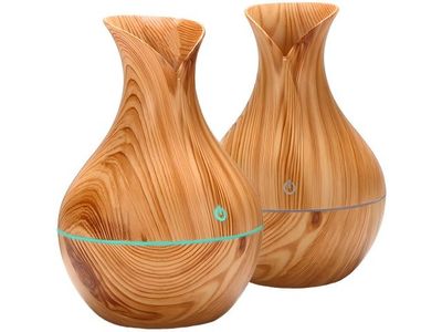 deux vases en bois placés l'un à côté de l'autre
