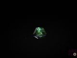 gros plan d'un diamant vert sur une surface noire