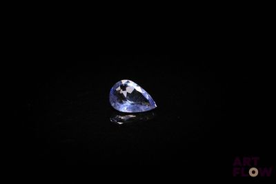 un saphir bleu sur fond noir