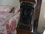 un poteau en bois surmonté d'une tête