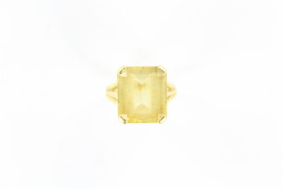 une bague en or sertie d'une émeraude au centre