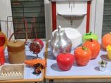 de nombreux vases de différentes couleurs posés sur une table à l'extérieur