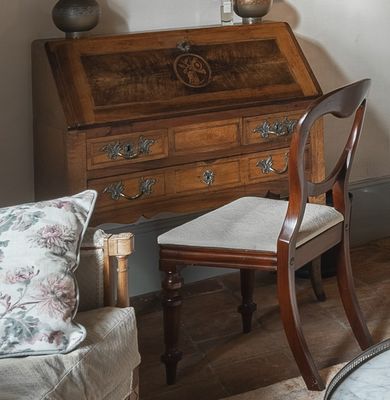 une chaise et un bureau dans une petite pièce