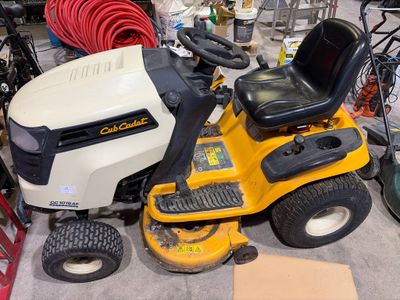 une tondeuse à gazon qui est rangée dans un garage