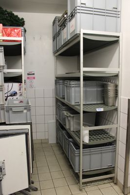 une cuisine équipée de nombreuses étagères et de nombreux bacs de rangement