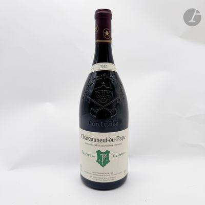 une bouteille de vin posée sur une table