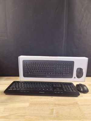un clavier et une souris d'ordinateur posés sur une table en bois