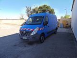 une camionnette bleue garée dans un parking