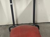 une paire de chaises rouges et noires dans une pièce aux murs blancs