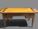 une image représentant un bureau en bois avec deux tiroirs et un plateau jaune