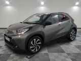 La Toyota C-HR grise est garée sur un sol à damier
