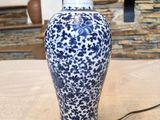 un vase bleu et blanc posé sur une table