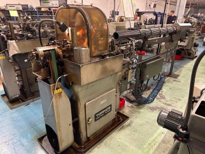une machine installée à l'intérieur d'une usine