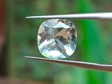 un gros plan d'un diamant tenu par une pince