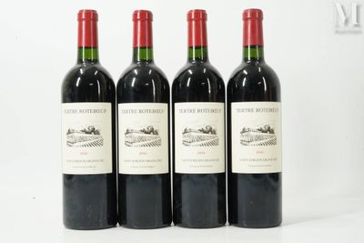 trois bouteilles de vin rouge sont alignées sur une surface blanche