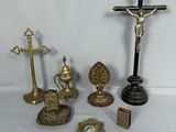 une croix, un crucifix, un cadre photo et d'autres objets religieux posés sur une table