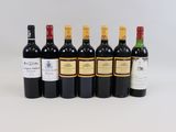 six bouteilles de vin sont alignées sur une surface blanche