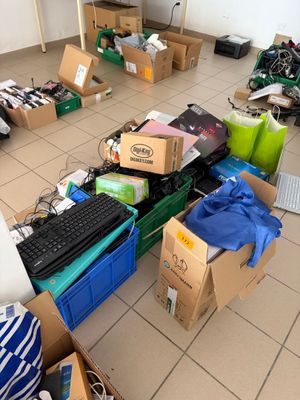 une pièce où il y a beaucoup de cartons par terre