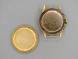 une image représentant une assiette en or et une assiette en argent posées sur une table