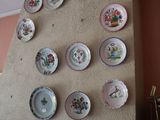 beaucoup d'assiettes accrochées au mur