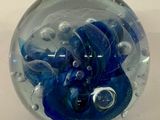 une boule en verre ornée d'un motif bleu et blanc